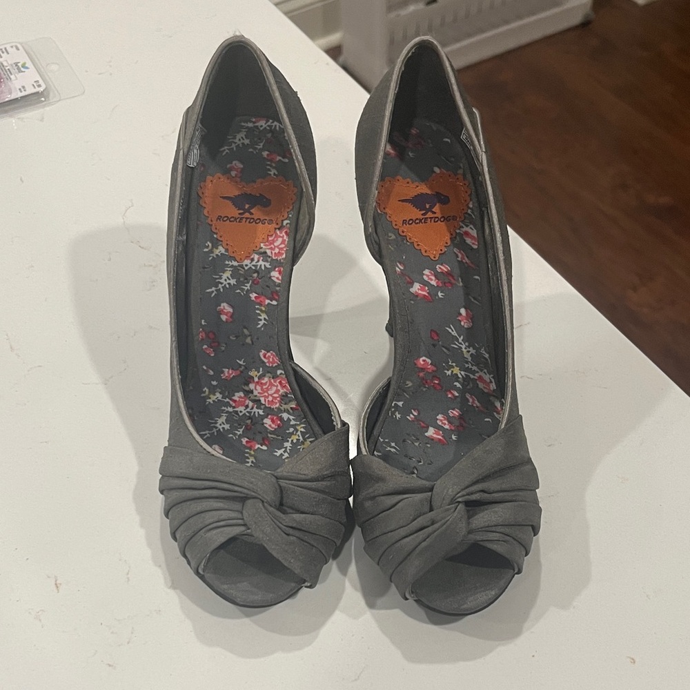Rocket Dog Gray Knotted Peep-Toe Heels